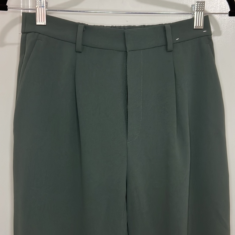 NWOT Uniqlo Dress Pant Joggers